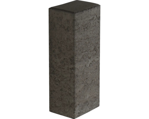 Rechteckiger Pflasterstein aus Beton mit einer rauen Oberflächenstruktur.