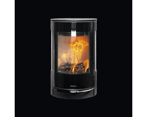 Moderner Aduro Kaminofen mit gebogener Glasscheibe und Seitenfenstern, brennendes Holz im Inneren.