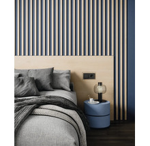 Modernes Schlafzimmer mit Akustikpaneelen aus Holzlamellen an der Wand, passendem Kopfteil und Bettwäsche.