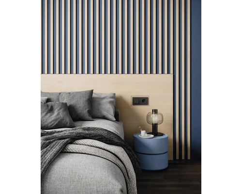 Modernes Schlafzimmer mit Akustikpaneelen aus Holzlamellen an der Wand, passendem Kopfteil und Bettwäsche.