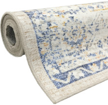 Eingerollter Teppich mit ornamentaler Musterung und geketteltem Rand.