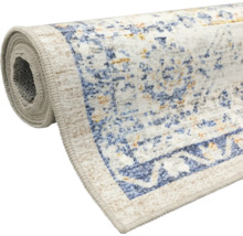 Gerollter Teppich mit Orient-Muster im Vintage-Stil mit blauen und goldfarbenen Akzenten