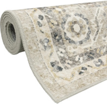 Gerollter Teppich mit Vintage-Muster in Beige und Grau, gewebte Oberfläche mit Kettelrand.