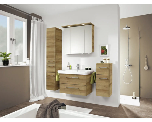 Modernes Badezimmer mit Badmöbelset in Eichenoptik, bestehend aus Waschbeckenunterschrank, Spiegelschrank, Hochschrank und einer Walk-In Dusche.