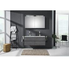 Modernes Badezimmer-Set bestehend aus grauem Doppelwaschtisch mit zwei Armaturen, großem Spiegelschrank und Wand mit geometrischem Muster.