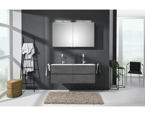 Modernes Badezimmer-Set bestehend aus grauem Doppelwaschtisch mit zwei Armaturen, großem Spiegelschrank und Wand mit geometrischem Muster.