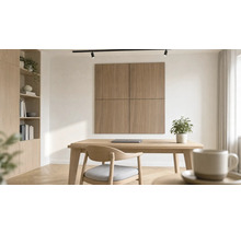Vier quadratische Wandpaneele aus Holz an einer weißen Wand über einem Schreibtisch in einem hellen, modern eingerichteten Arbeitszimmer.