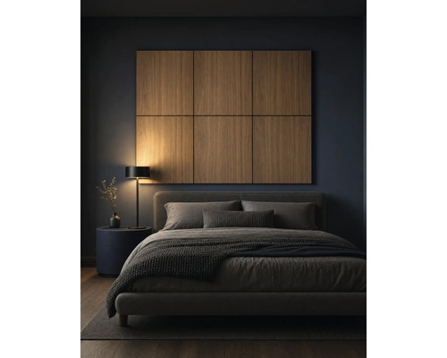 Modernes Schlafzimmer mit Wandpaneelen aus Holz über einem gepolsterten Bett, dunkle Wände, minimalistisches Design.