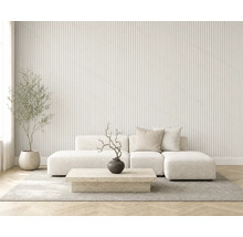 Modernes Wohnzimmer mit Wandpaneelen aus vertikalen Holzlamellen, hellem modularen Sofa, Steincouchtisch und Zimmerpflanze.