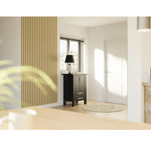 Helles, modernes Zimmer mit Wandpaneelen aus Holzlamellen, dunklem Holzschrank mit Tischlampe, rundem Teppich und weißer Tür.