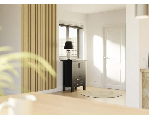 Helles, modernes Zimmer mit Wandpaneelen aus Holzlamellen, dunklem Holzschrank mit Tischlampe, rundem Teppich und weißer Tür.