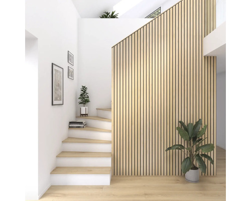 Modernes, helles Treppenhaus mit einer Wandverkleidung aus vertikalen Holzlamellen und Zimmerpflanzen.
