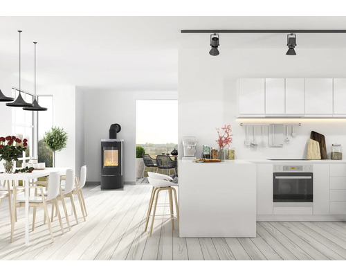Moderner, offener Wohnbereich mit Kaminofen, integrierter Küche, Essbereich und Terrasse in hellem, minimalistischem Design.