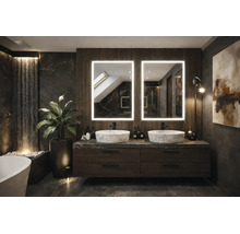 Modernes, dunkles Badezimmer mit Doppelwaschtisch aus Holz, zwei Marmor-Aufsatzbecken, LED-Spiegeln, Fliesen in Steinoptik und Wasserspiel.