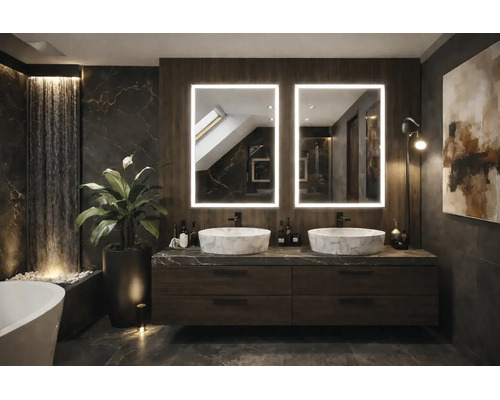 Modernes, dunkles Badezimmer mit Doppelwaschtisch aus Holz, zwei Marmor-Aufsatzbecken, LED-Spiegeln, Fliesen in Steinoptik und Wasserspiel.