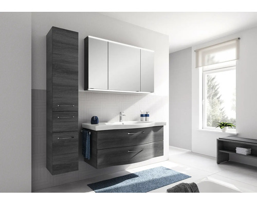 Modernes Badezimmer-Set bestehend aus dunkelgrauem Unterschrank in Holzoptik mit Waschbecken, Spiegelschrank und passendem Hochschrank.