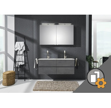 Modernes Badezimmer mit Doppelwaschtisch, großem Spiegelschrank mit Beleuchtung, gemusterter Wand, Handtuchleiter und Konfigurator-Symbol.