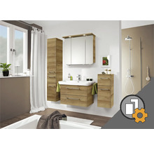 Modernes Badezimmermöbel-Set in Eiche-Optik mit Waschtisch, Spiegelschrank und Schränken in hellem Badezimmer mit Montageservice.