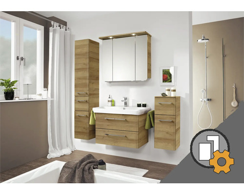 Modernes Badezimmermöbel-Set in Eiche-Optik mit Waschtisch, Spiegelschrank und Schränken in hellem Badezimmer mit Montageservice.