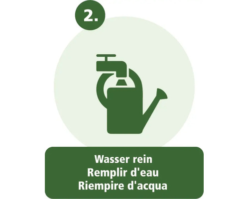 Zweiter Schritt: Gießkanne mit Wasser befüllen.