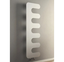 Moderner weißer Design-Heizkörper in Kamm-Optik, vertikal an der Wand montiert.