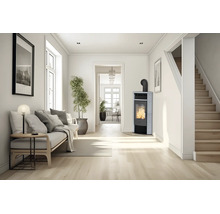 Heller, modern eingerichteter Flur mit Kaminofen, Holzfußboden, Sofa und Treppe.