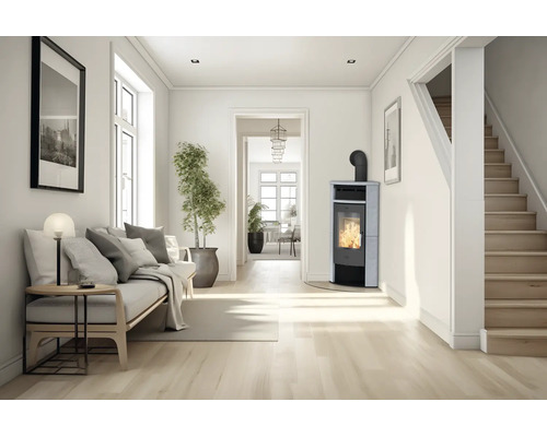 Heller, modern eingerichteter Flur mit Kaminofen, Holzfußboden, Sofa und Treppe.