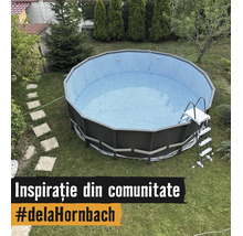 Rundes Aufstellbecken mit Metallrahmen und Leiter in einem hellen, organisierten Garten mit Trittsteinen und Bäumen.