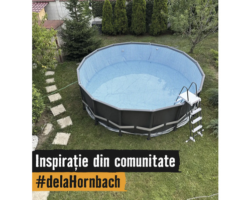 Rundes Aufstellbecken mit Metallrahmen und Leiter in einem hellen, organisierten Garten mit Trittsteinen und Bäumen.
