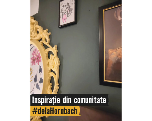 Dekorative Wandgestaltung mit verschiedenen Bilderrahmen auf einer dunkelgrünen Wand, inklusive eines großen, gelben, verzierten ovalen Rahmens.