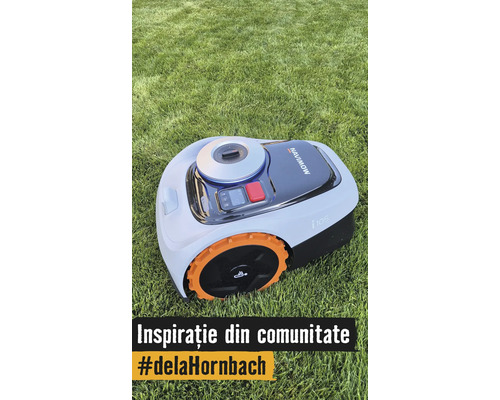Mähroboter Navimow i105 auf einer Rasenfläche mit orangefarbenen Rädern und Bedienfeld.