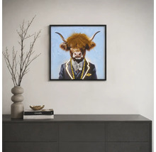 Quadratisches Wandbild mit Hochlandrind im Anzug, gerahmt, über einem Sideboard in einem modern eingerichteten Raum.