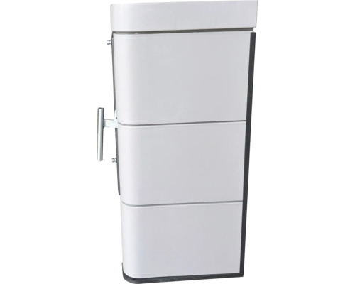 Weißer Bad-Seitenschrank mit drei Frontpaneelen und einem vertikalen, verchromten Metallgriff.