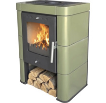Freistehender Kaminofen mit Keramikverkleidung und brennendem Holzscheitfach.