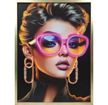 Modernes Wandbild mit einem Porträt einer Frau mit pinkfarbener Brille und großen Ohrringen in einem hellgoldenen Rahmen.