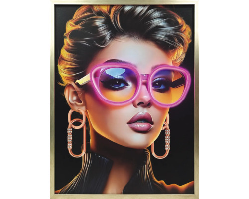 Modernes Wandbild mit einem Porträt einer Frau mit pinkfarbener Brille und großen Ohrringen in einem hellgoldenen Rahmen.