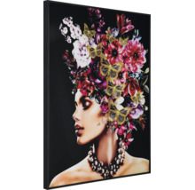 Gerahmtes Wandbild mit dem Porträt einer Frau, die einen Kopfschmuck aus Blumen und goldenen Schmetterlingen trägt.