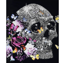 Wandbild mit einem kristallbesetzten Totenkopf, dekoriert mit Schmetterlingen sowie Blumen wie Rosen und Pfingstrosen.