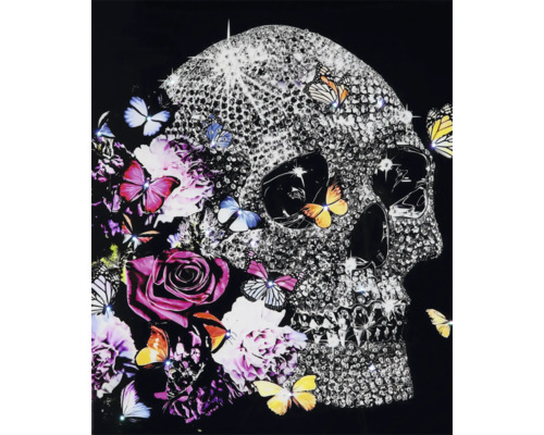 Wandbild mit einem kristallbesetzten Totenkopf, dekoriert mit Schmetterlingen sowie Blumen wie Rosen und Pfingstrosen.