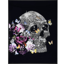 Wandbild mit einem Totenkopf aus glitzernden Steinen, Blumen und Schmetterlingen.