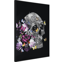 Wandbild mit einem Totenkopf aus Kristallen, Blumen und Schmetterlingen in einem schwarzen Rahmen.