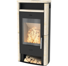 Moderner Kaminofen mit Natursteinverkleidung, Sichtscheibe mit brennenden Flammen und Holzlegefach.