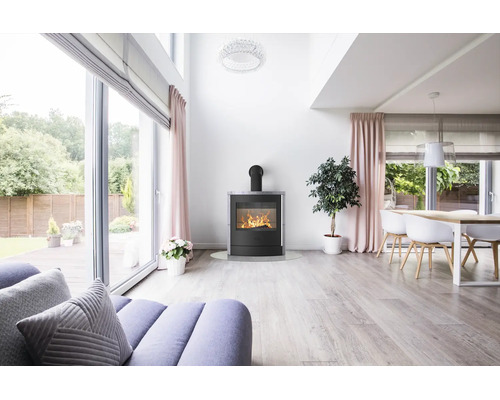 Moderner Kaminofen mit brennendem Feuer in einem hellen, großzügigen Wohnzimmer mit großen Fensterfronten und Parkettboden.