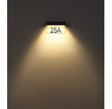 Beleuchtete LED-Hausnummernleuchte mit Solarbetrieb für die Wandmontage, zeigt die Nummer 25A.
