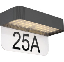 LED-Hausnummernleuchte mit anthrazitfarbenem Gehäuse, warmweißen LEDs und weißer Acrylplatte für Hausnummern.