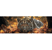 Wandbild mit einem Leoparden, der im herbstlichen Laub liegt.