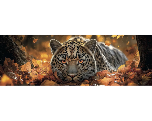 Wandbild mit einem Leoparden, der im herbstlichen Laub liegt.
