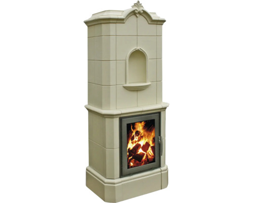 Ein heller Kaminofen im klassischen Design mit Kacheln und einer verzierten Nische sowie sichtbarem Kaminfeuer.