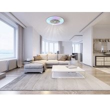 Modernes, helles Wohnzimmer mit einem runden Deckenventilator mit Licht über einem Sofa und Couchtisch.