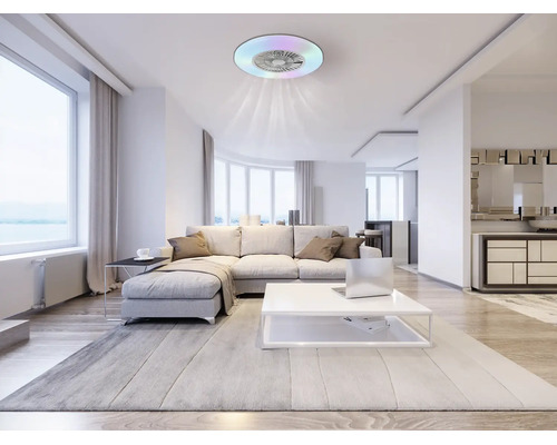 Modernes, helles Wohnzimmer mit einem runden Deckenventilator mit Licht über einem Sofa und Couchtisch.